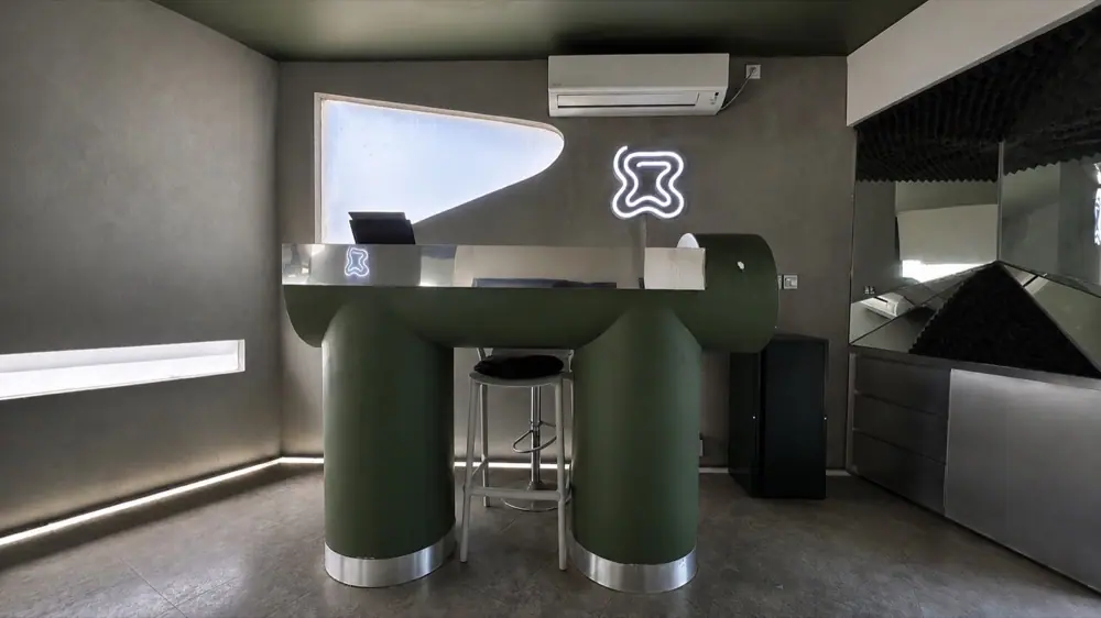 Pintu masuk reception FLOSS Dental Studio di Kerobokan, Bali
